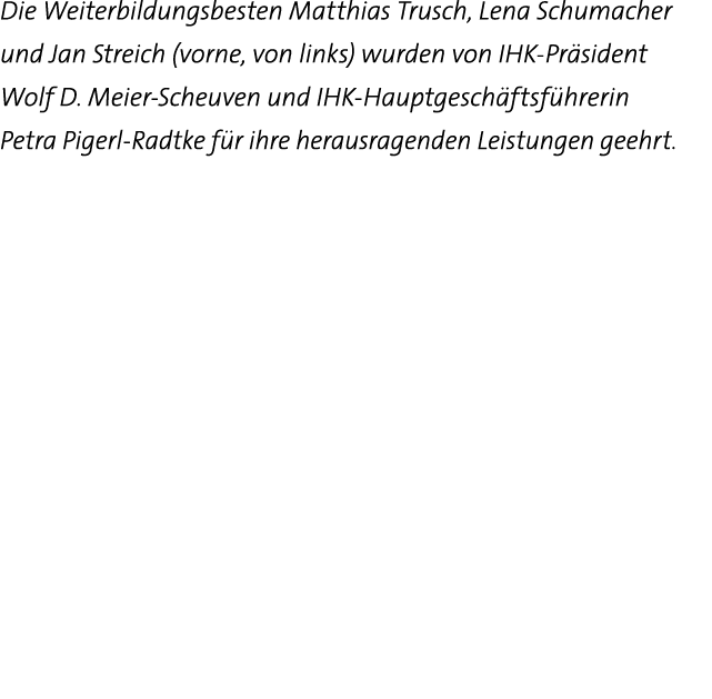 Die Weiterbildungsbesten Matthias Trusch, Lena Schumacher und Jan Streich (vorne, von links) wurden von IHK-Präsident   